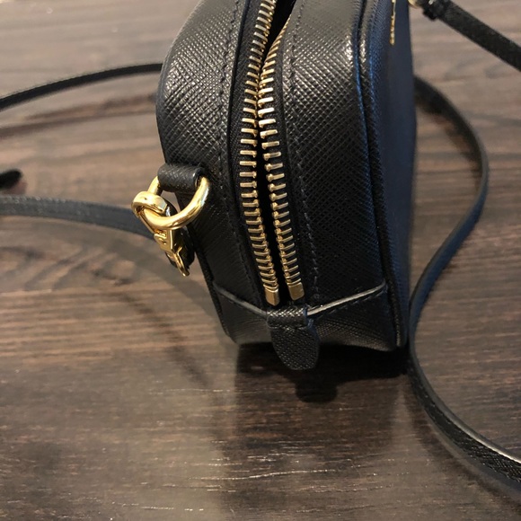 Prada saffiano leather camera bag!!!! - Picture 3 of 4